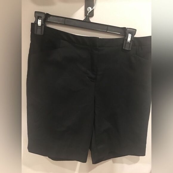 Vince Camuto size 4 petite black flat front Bermuda shorts - Picture 1 of 3